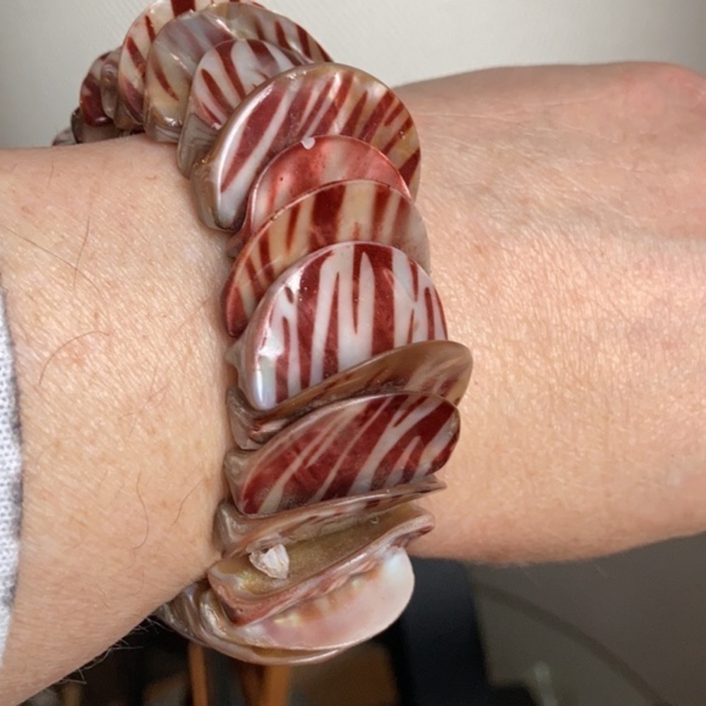Rust red striped MOP shell elastic bracelet